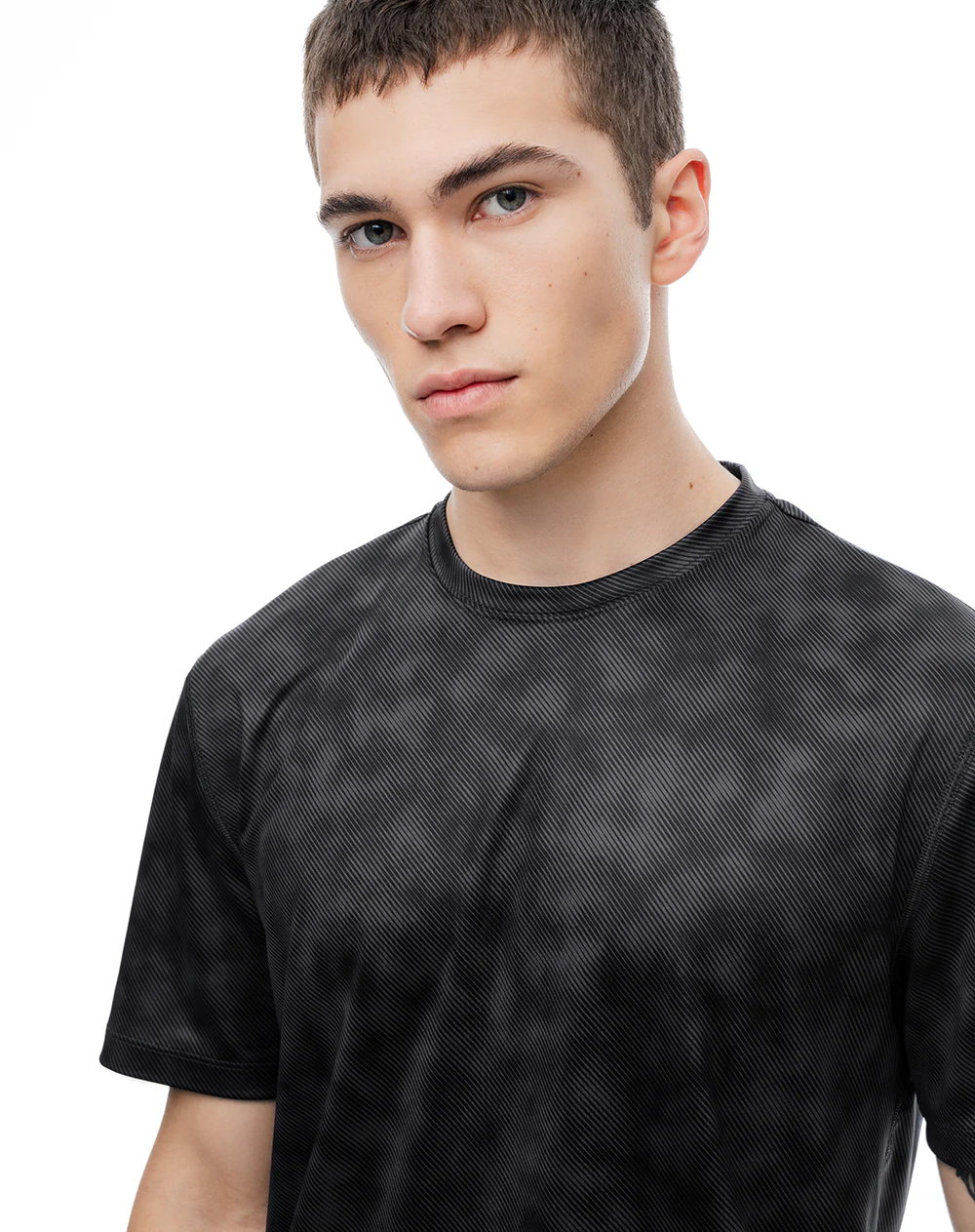 Camiseta deportiva control de humedad negra estampada hombre - Image 5
