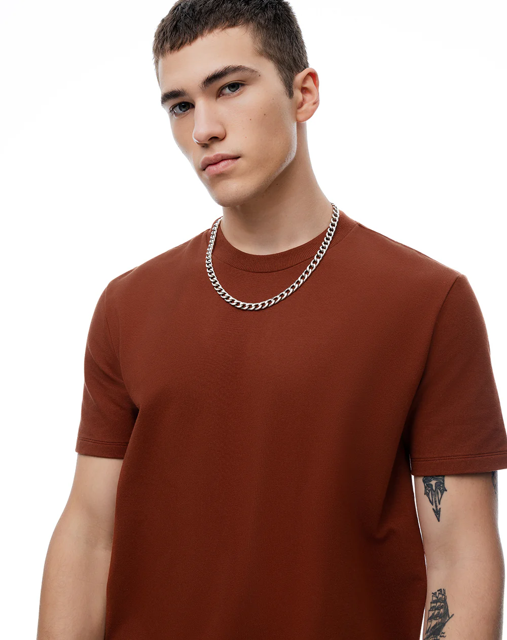 Camiseta regular manga corta café hombre