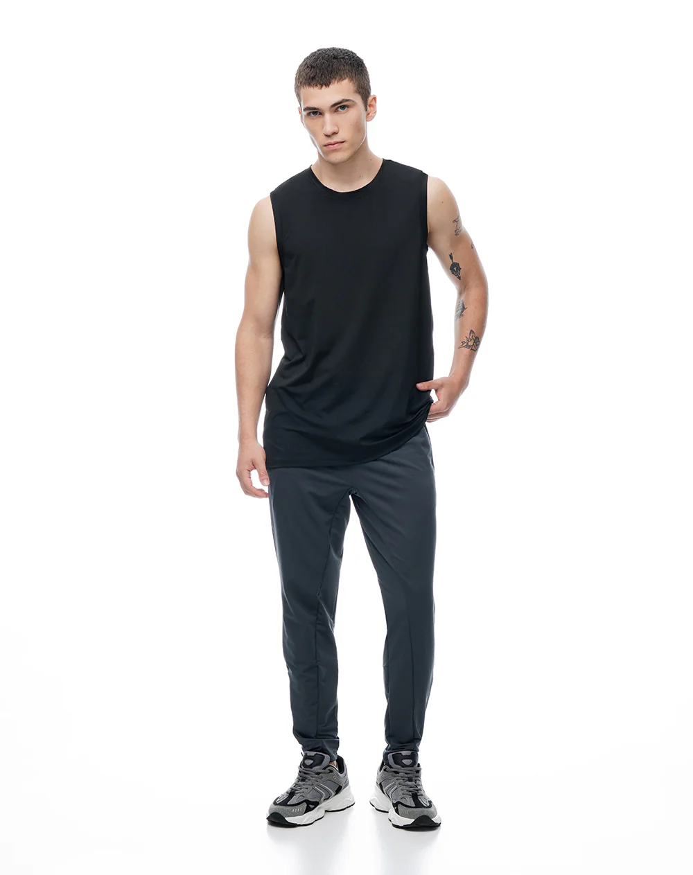 Pantalón deportivo control humedad gris hombre - Image 4