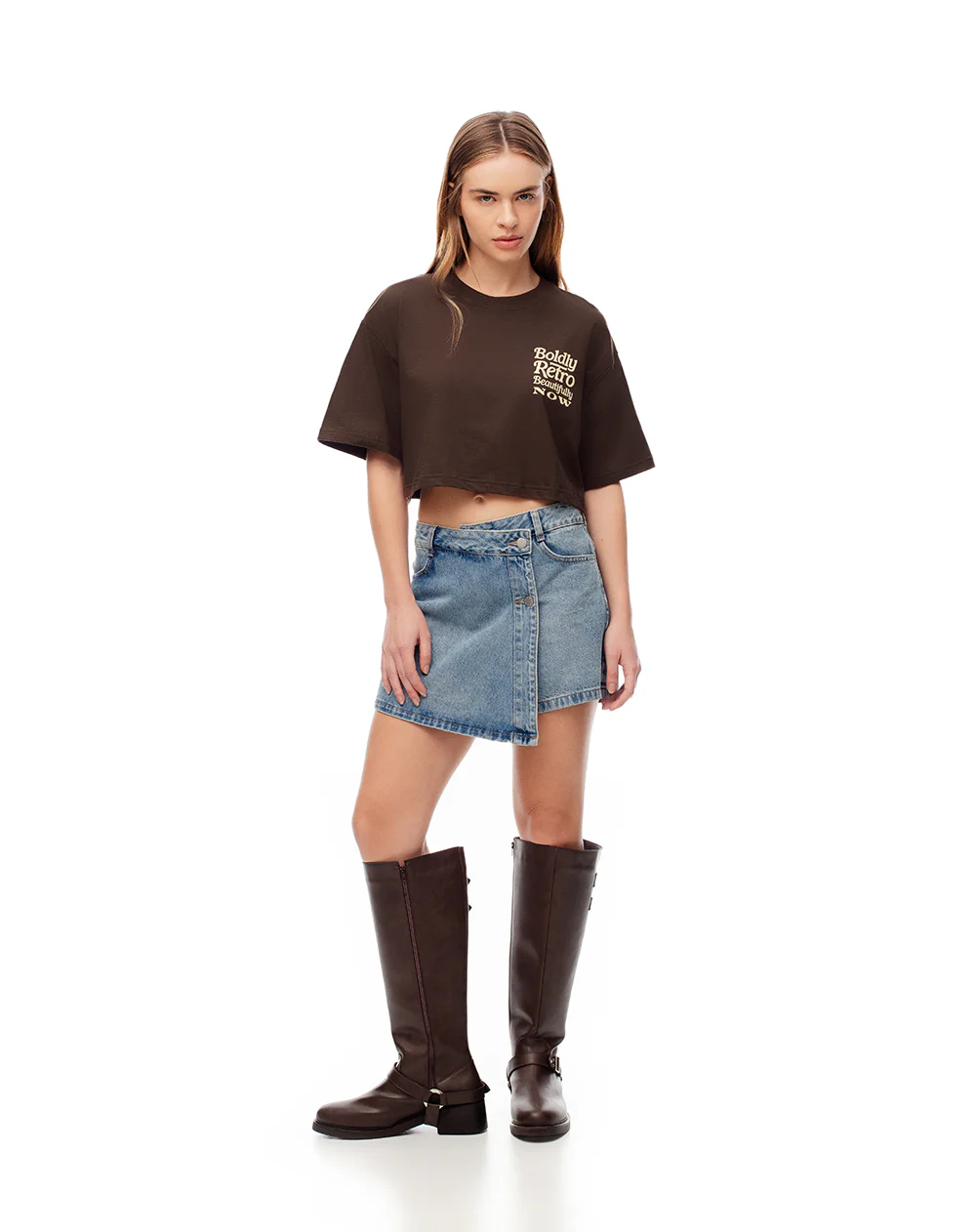 Camiseta crop regular algodón chocolate estampada mujer - Image 3
