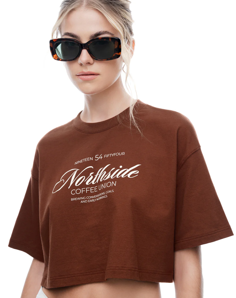 Camiseta crop regular algodón café estampada mujer