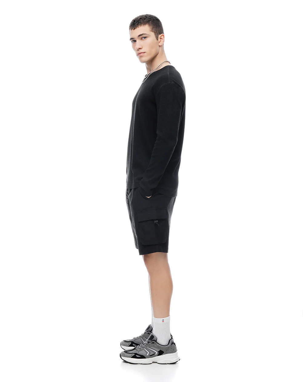 Bermuda cargo regular negra hombre - Image 3