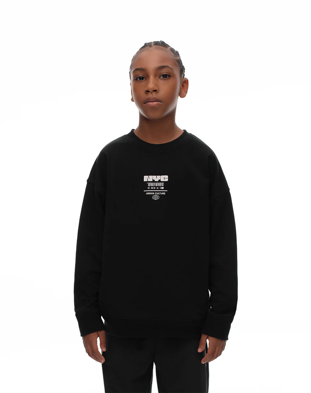Buzo regular negro estampado niño