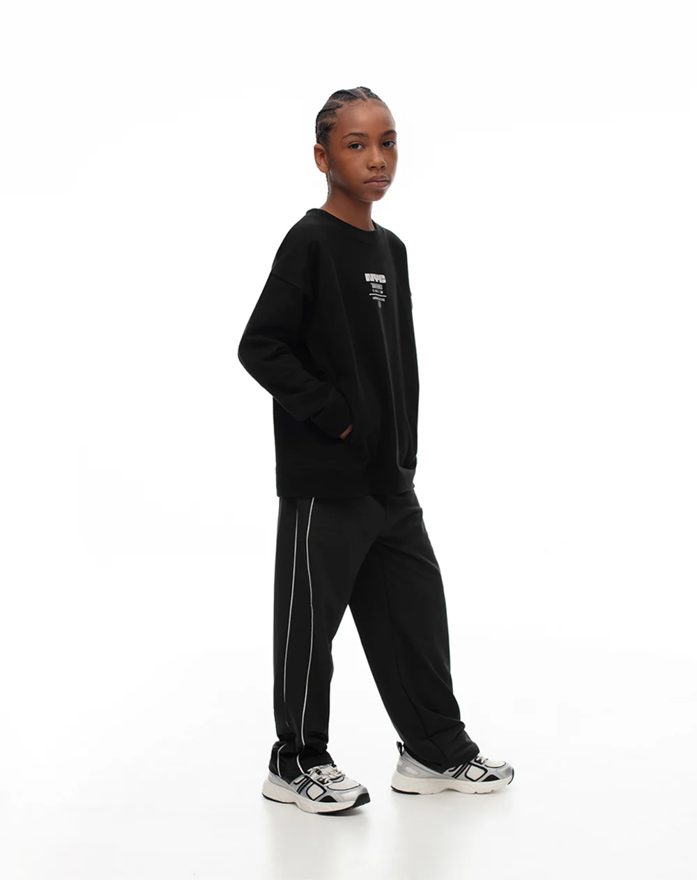 Buzo regular negro estampado niño - Image 4