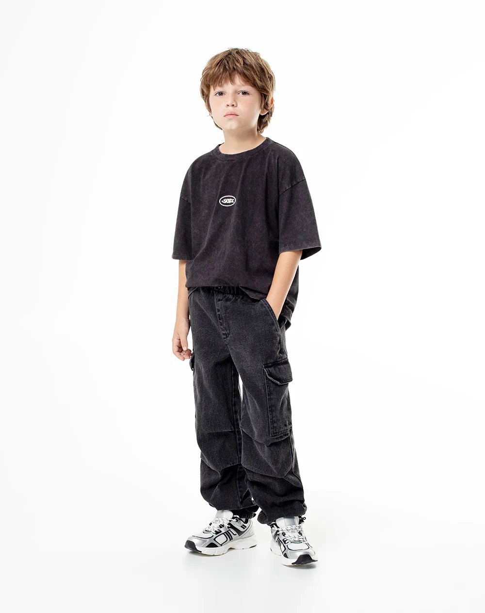 Pantalón tipo jogger denim gris niño