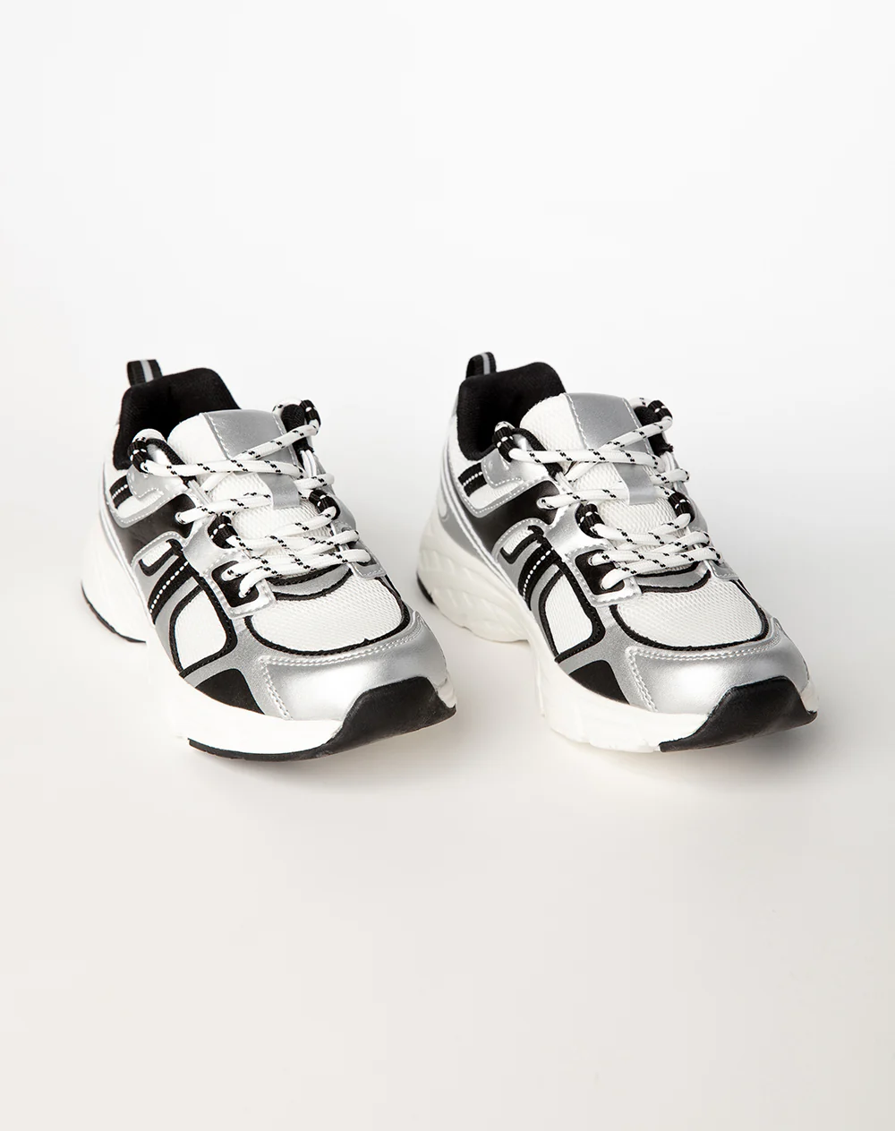 Tenis deportivos plateados niño