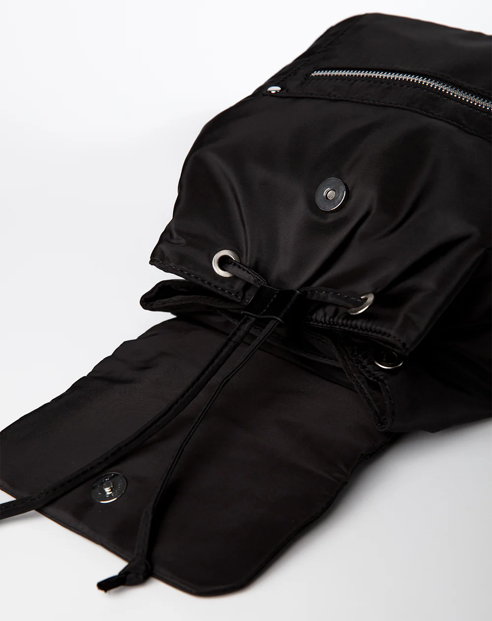 Morral tipo drawstring negro niña mujer - Image 4