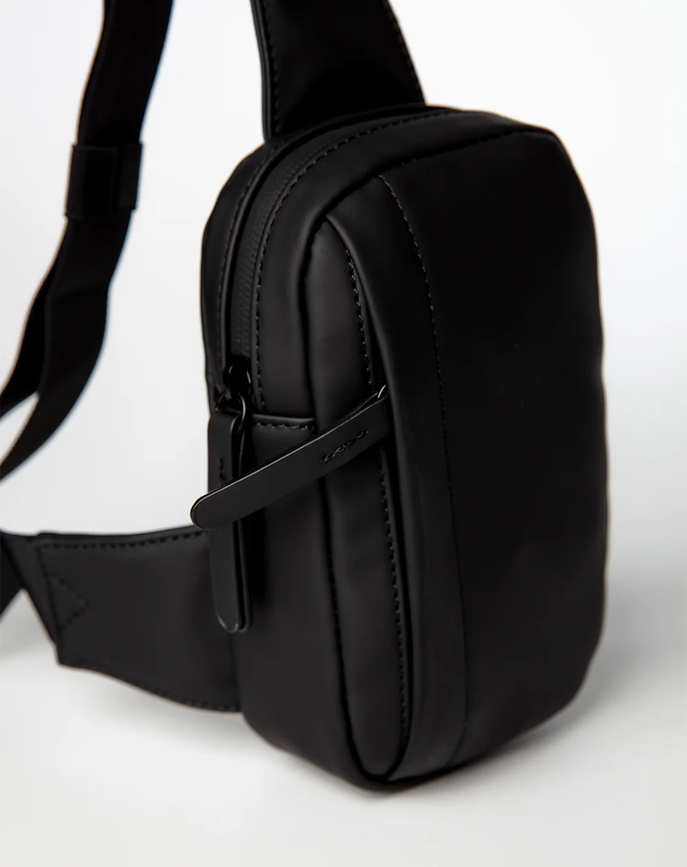 Bolso cruzado tipo sling bag negro hombre - Image 3