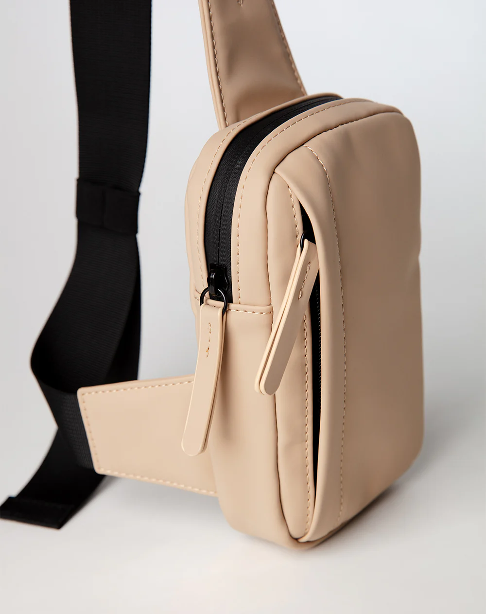 Bolso cruzado tipo sling bag beige hombre - Image 3
