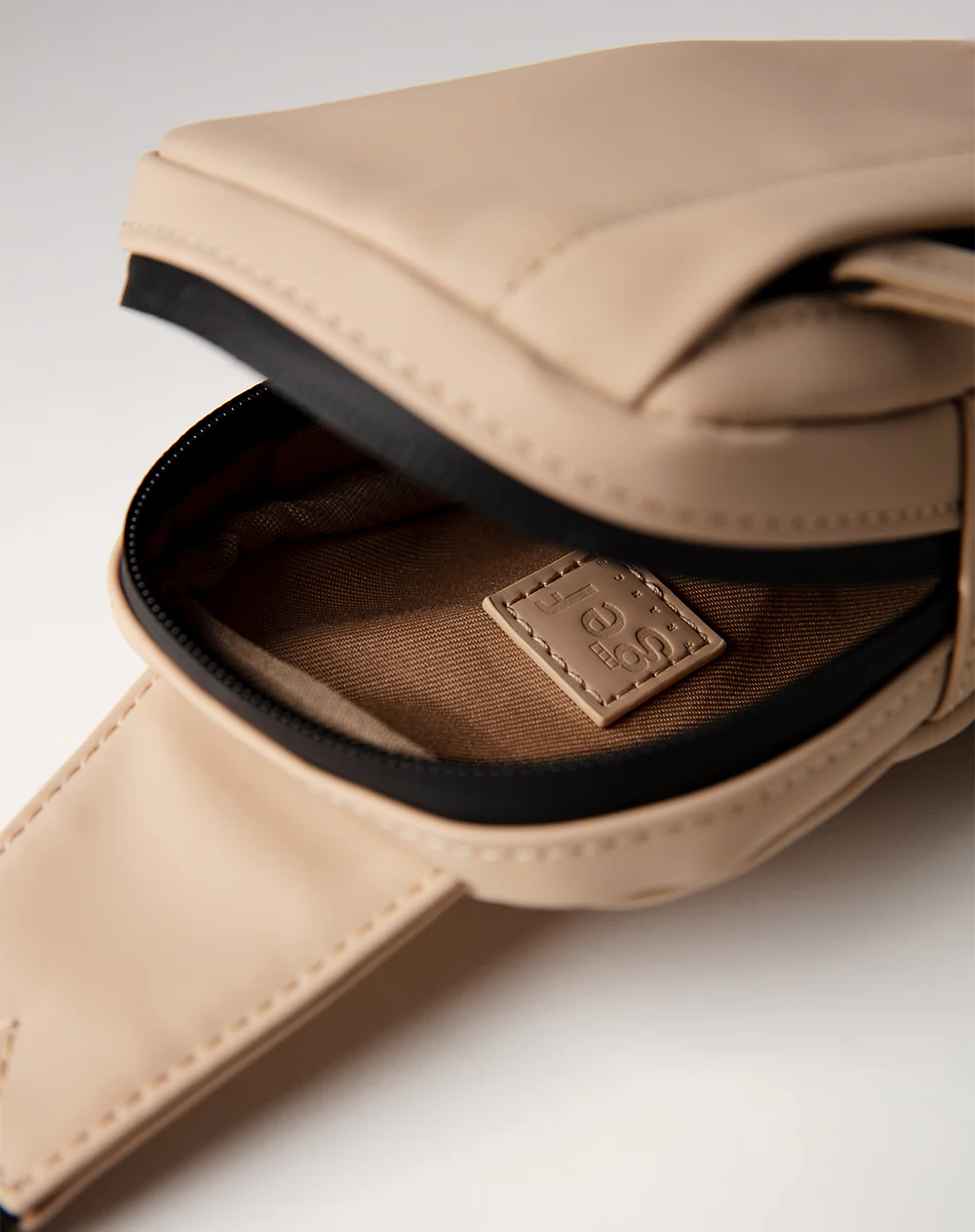 Bolso cruzado tipo sling bag beige hombre - Image 4