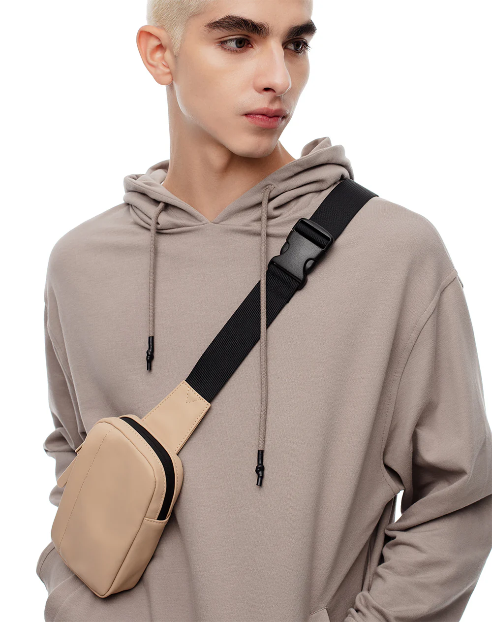 Bolso cruzado tipo sling bag beige hombre - Image 6