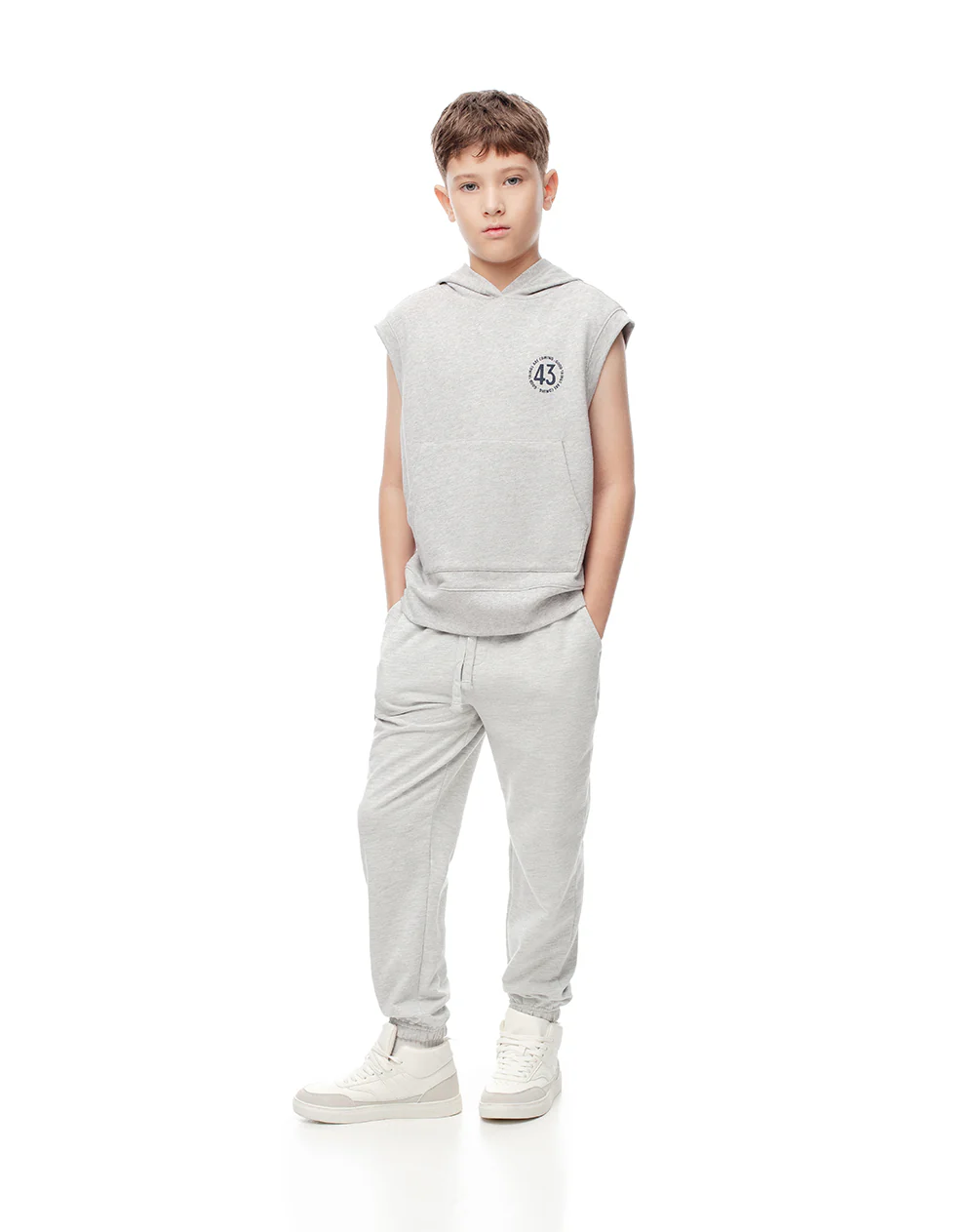 Jogger regular gris niño