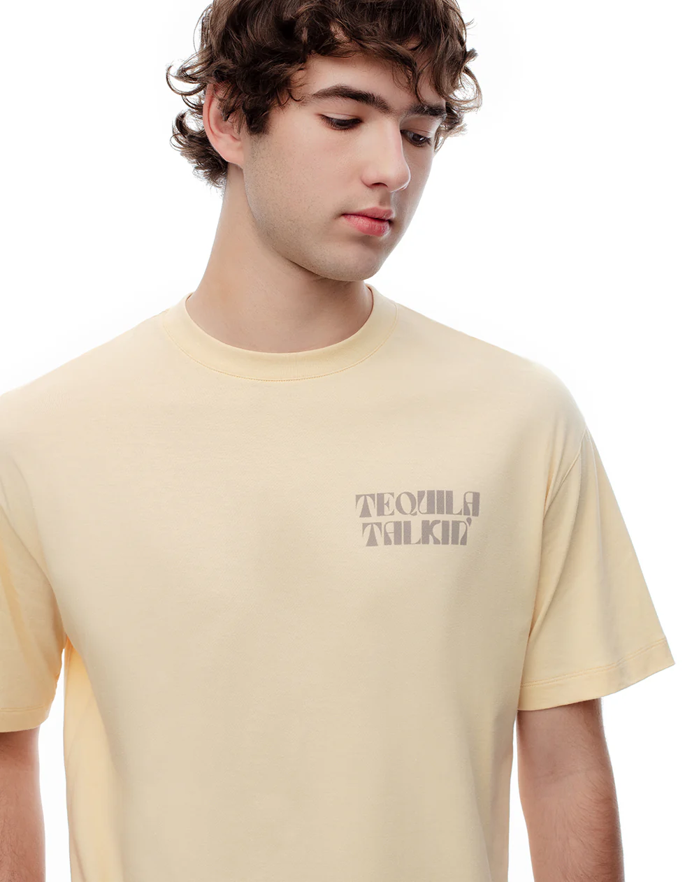 Camiseta regular algodón amarilla estampada hombre - Image 4