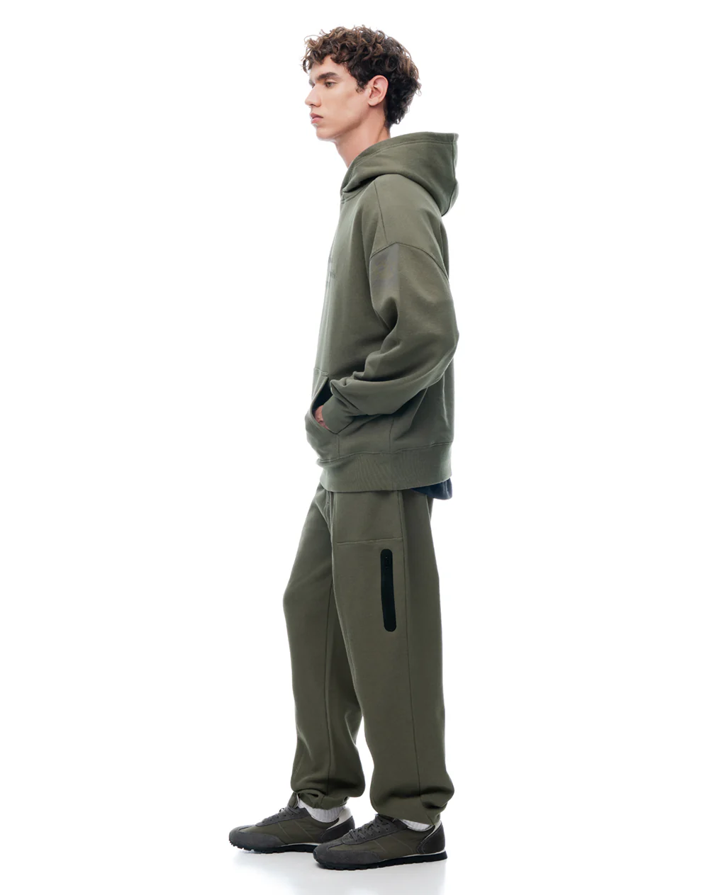 Jogger regular tiro medio café hombre - Image 4