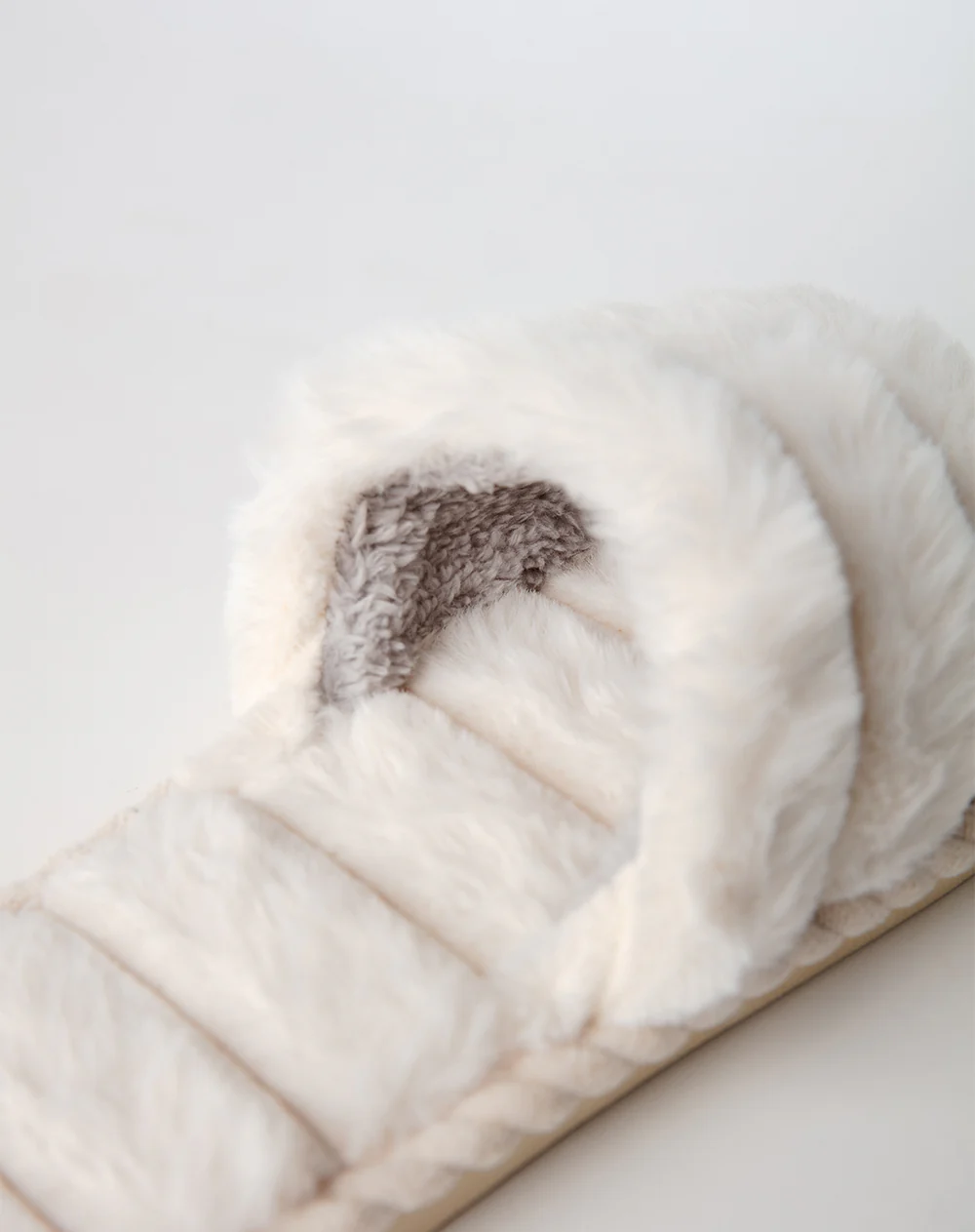 Pantuflas peluche blancas mujer - Image 4