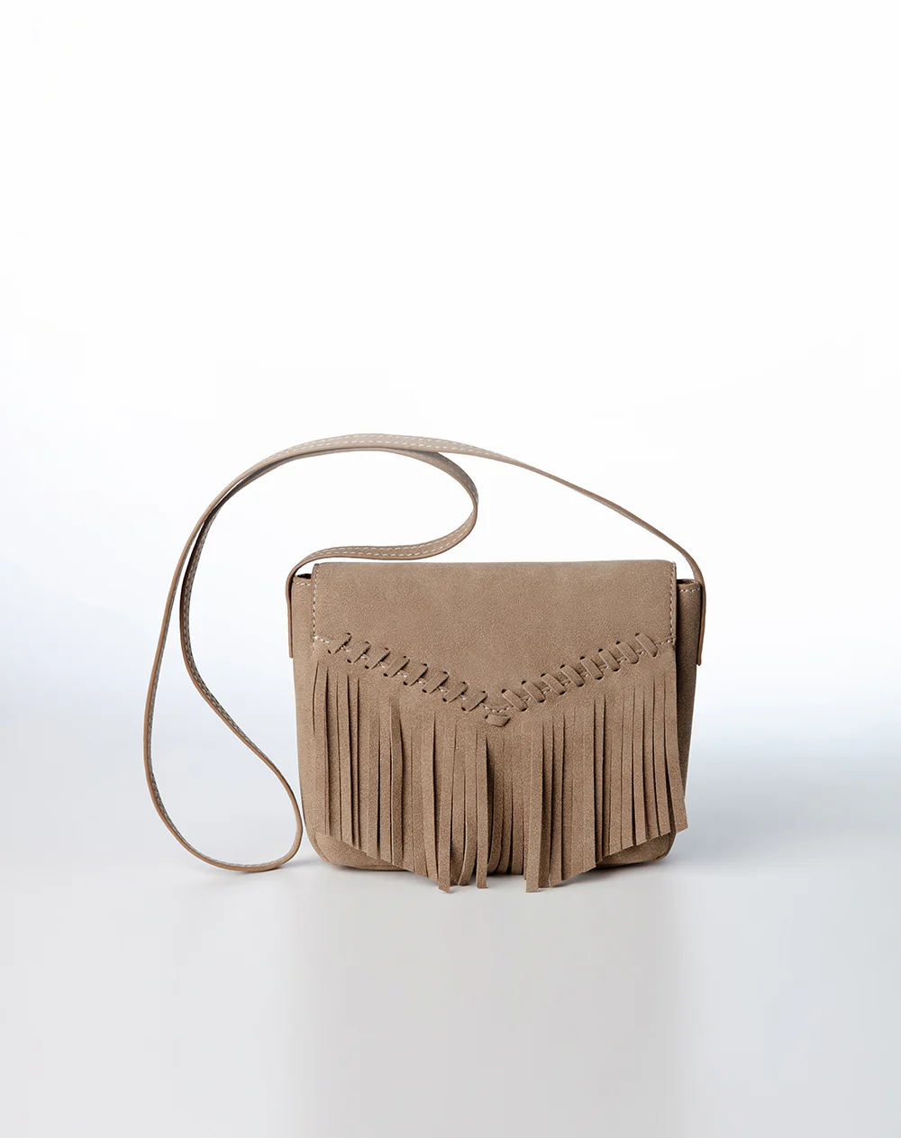 Bolso tipo bandolera flecos café niña