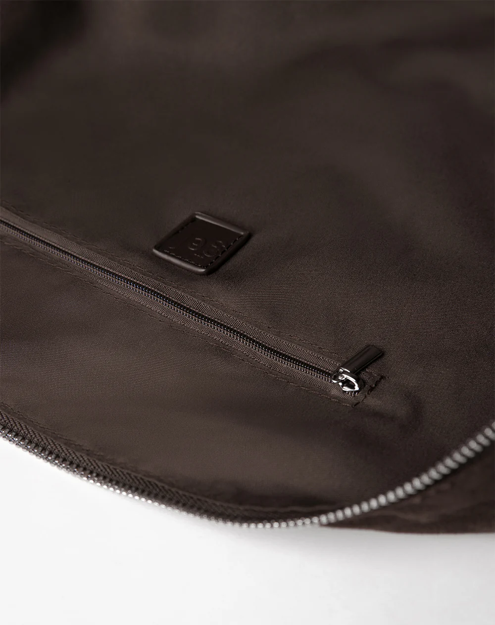 Bolso hobo tipo gamuza café mujer - Image 6