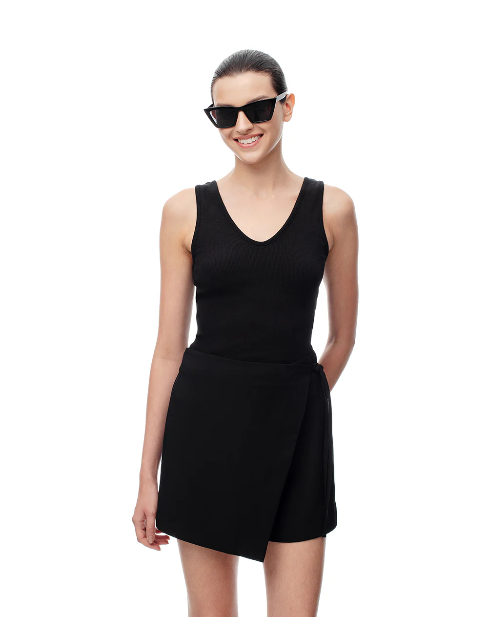 Falda short tiro medio cruzada anudada negra mujer