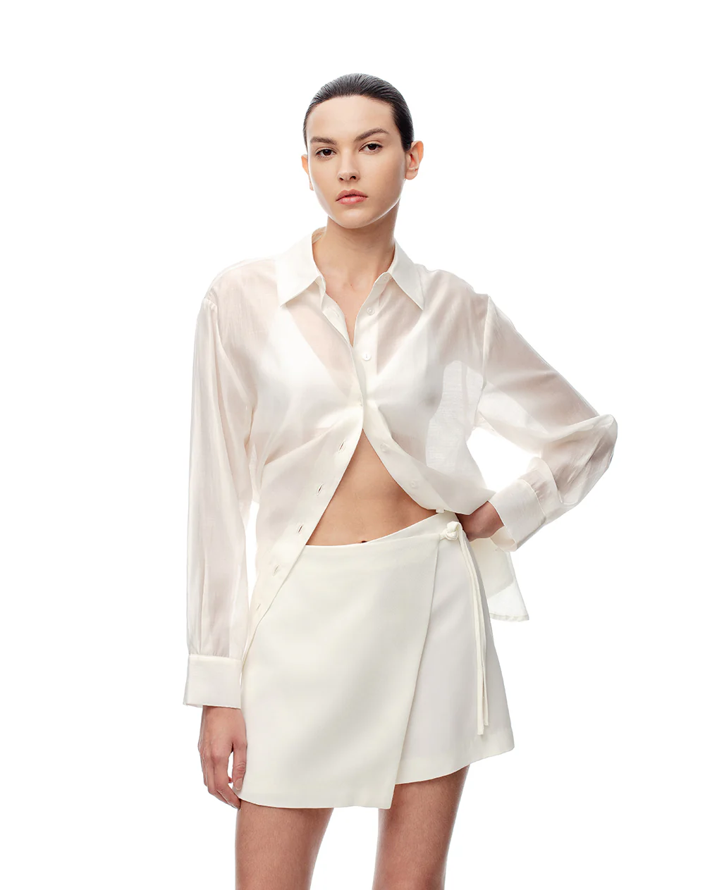 Falda short tiro medio cruzada anudada blanca mujer - Image 2