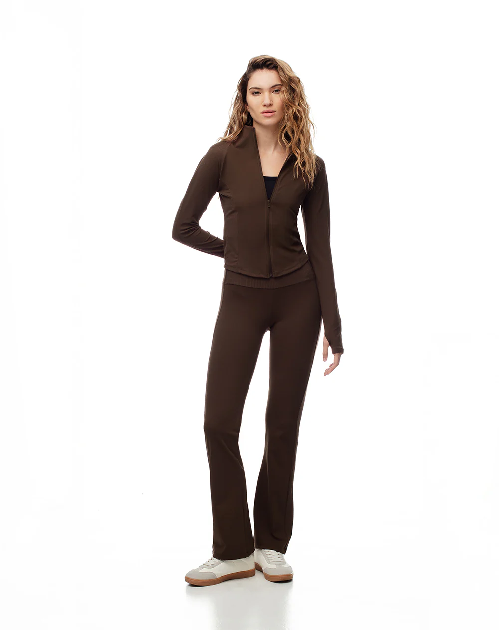 Pantalón deportivo flare secado rápido chocolate mujer