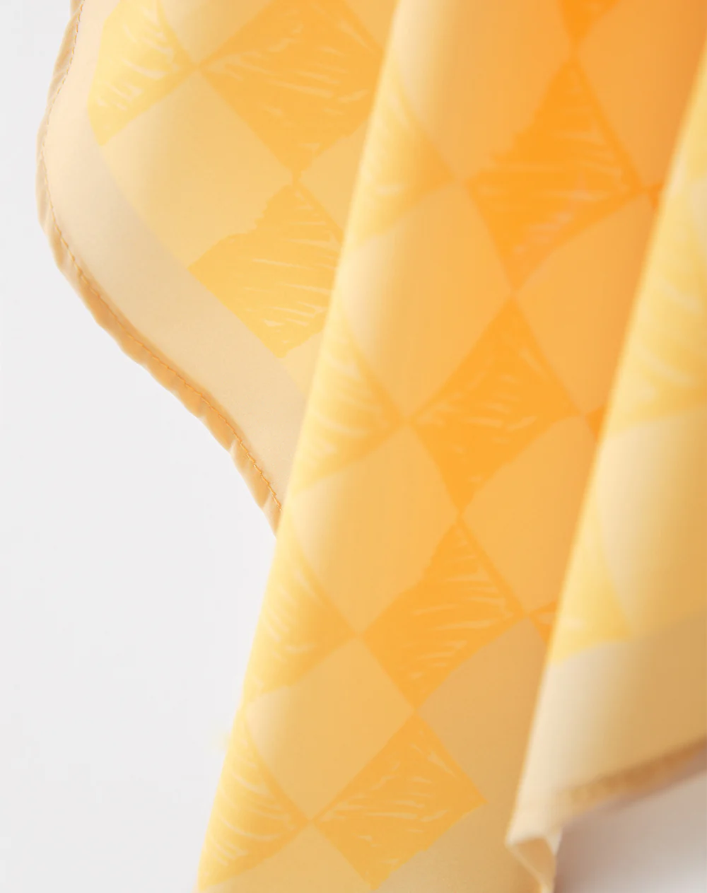 Pañuelo satinado amarillo estampado niña - Image 3