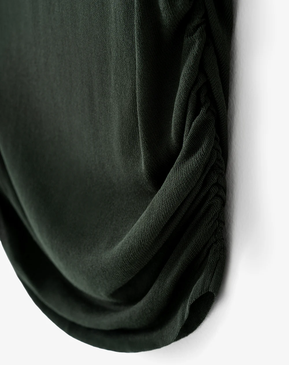 Blusa regular drapeada verde mujer - Image 8
