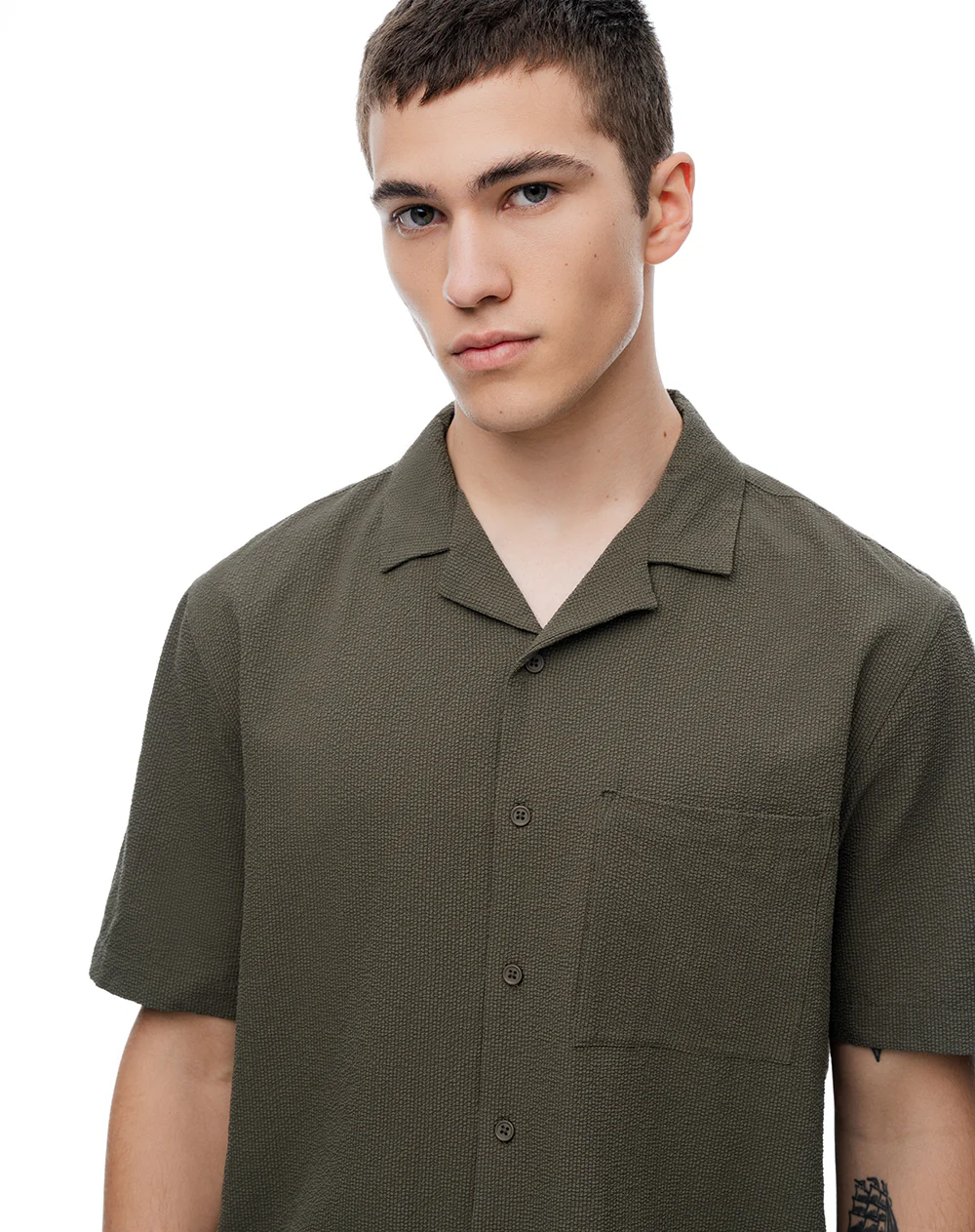 Camisa manga corta loose tela liviana café hombre - Image 3