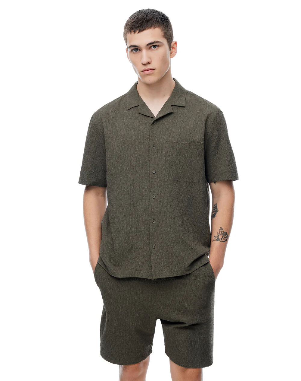 Camisa manga corta loose tela liviana café hombre - Image 5