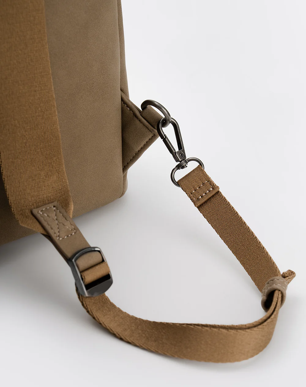 Bolso morral efecto cuero café hombre - Image 4