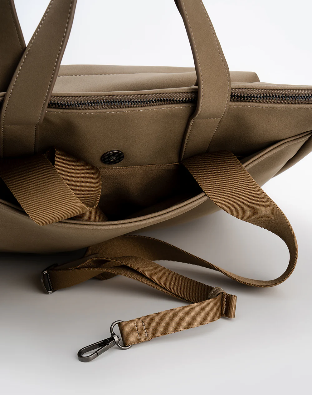 Bolso morral efecto cuero café hombre - Image 5