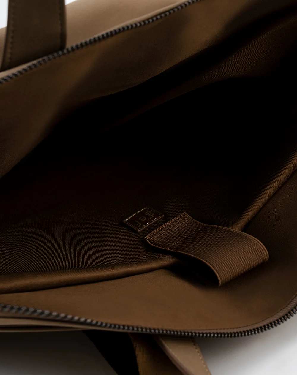 Bolso morral efecto cuero café hombre - Image 7