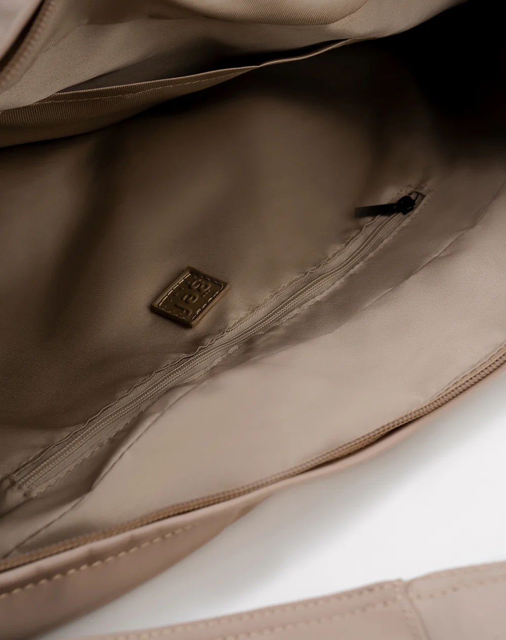 Bolso morral efecto cuero café hombre - Image 9