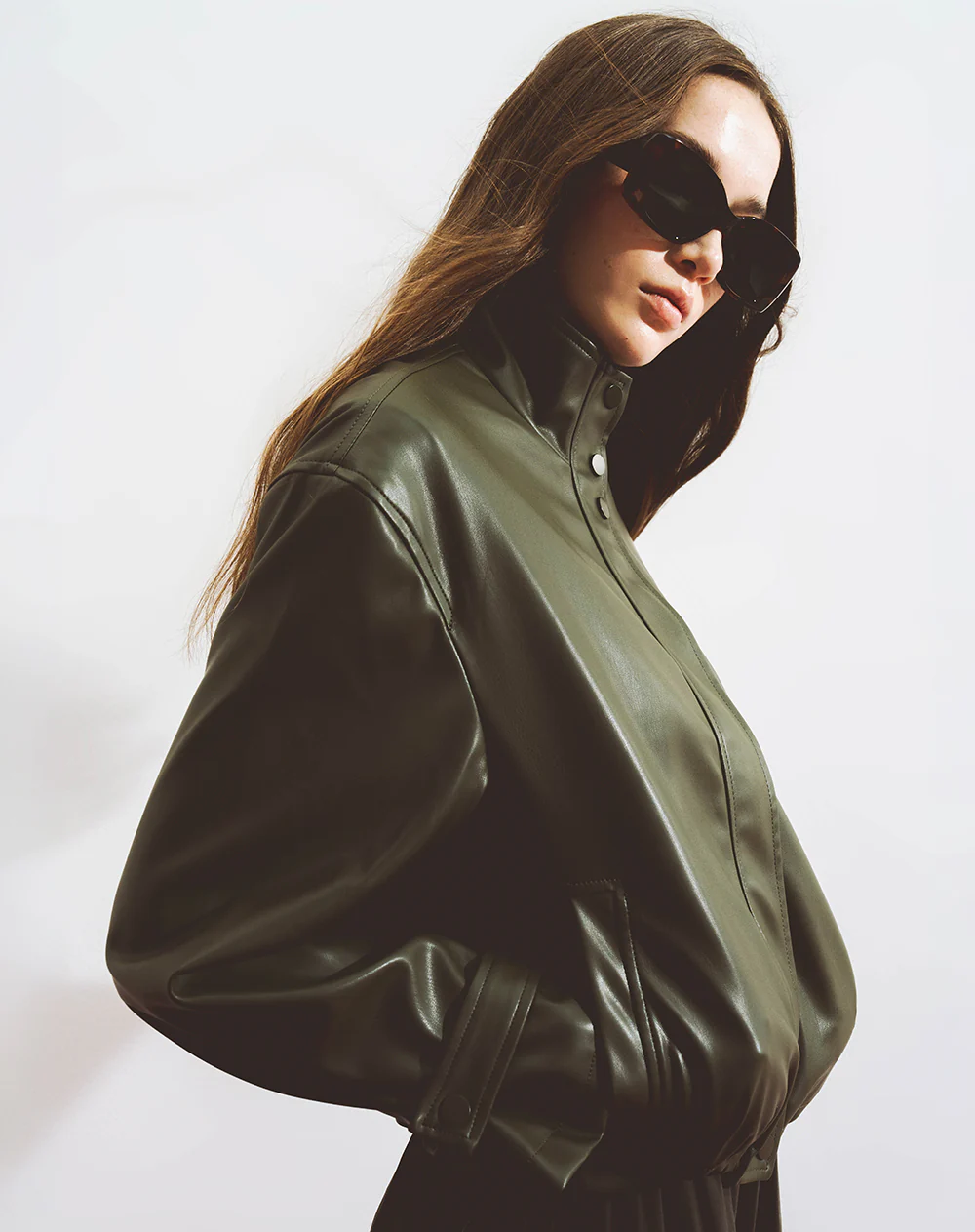 Chaqueta regular tipo cuero verde mujer